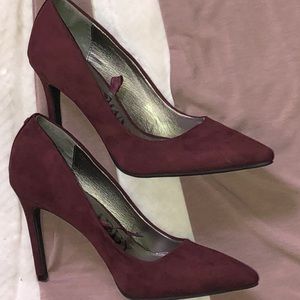 Sam & Libby faux Suede point toed heels